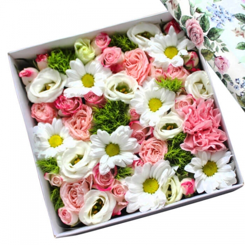 Цветы в квадратной коробке "Нежность"